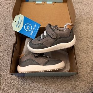 NWT Stride Rite Gray Kids Shoes Size 5